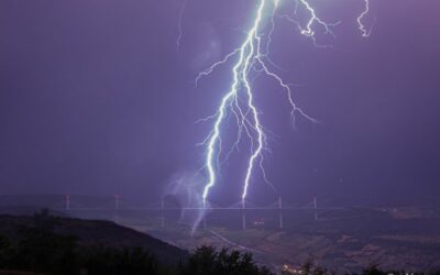 Several lightning strikes on the Millau viaduct