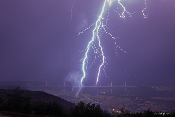 Several lightning strikes on the Millau viaduct