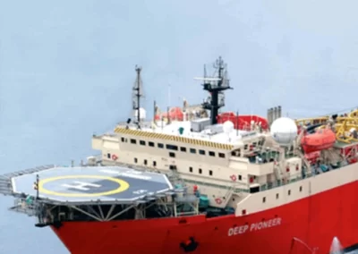 Navire deep pioneer dans l'océan atlantique