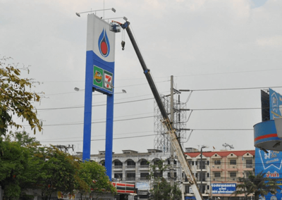 Installation d'un paratonnerre sur une station essence en Thaïlande