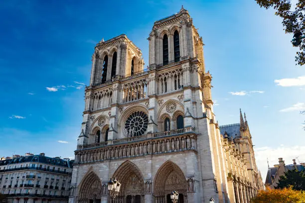 Cathédrale Notre-Dame de Paris en France sous un ciel bleu