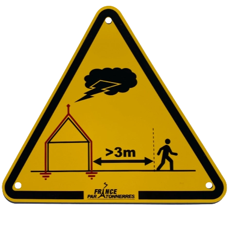 Plaquette de signalisation de dangers à proximité d'un paratonnerre en cas d'orage